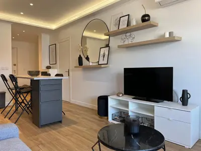 Télévision ou salle de divertissement dans l'établissement Cosy 2 bedrooms apartment Croisette