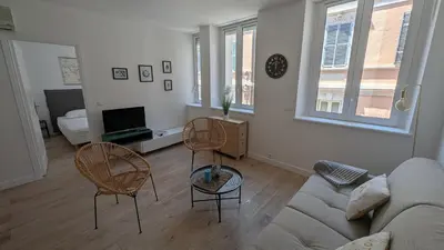 Télévision ou salle de divertissement dans l'établissement La Fontaine