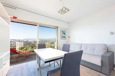 Coin salon dans l'établissement Studio with a panoramic view at the top floor of a residence with a pool