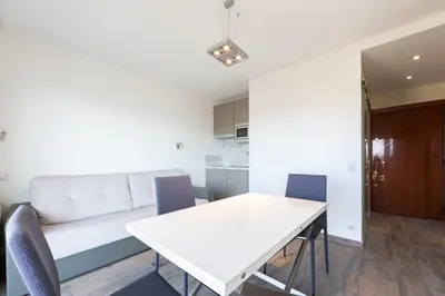 Cuisine ou kitchenette dans l'établissement Studio with a panoramic view at the top floor of a residence with a pool