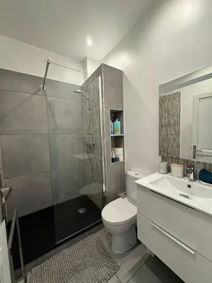 Salle de bains dans l'établissement Maison de ville à Cannes à 450 mètres de la Croisette