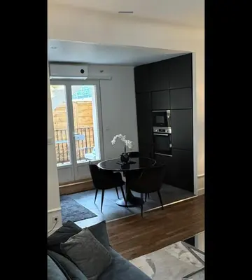 Coin salon dans l'établissement Maison de ville à Cannes à 450 mètres de la Croisette
