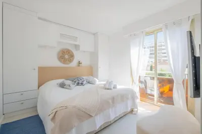 Un ou plusieurs lits dans un hébergement de l'établissement Stylish 2-Br Apartment Steps from the Croisette