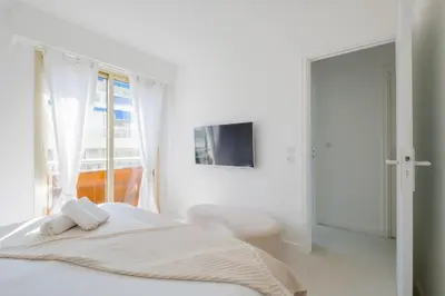 Un ou plusieurs lits dans un hébergement de l'établissement Stylish 2-Br Apartment Steps from the Croisette