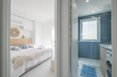 Un ou plusieurs lits dans un hébergement de l'établissement Stylish 2-Br Apartment Steps from the Croisette