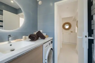 Salle de bains dans l'établissement Stylish 2-Br Apartment Steps from the Croisette