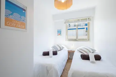 Un ou plusieurs lits dans un hébergement de l'établissement Stylish 2-Br Apartment Steps from the Croisette