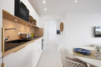 Cuisine ou kitchenette dans l'établissement Stylish 2-Br Apartment Steps from the Croisette