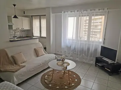 Coin salon dans l'établissement studio de 35m² entre antibes et juan les pins