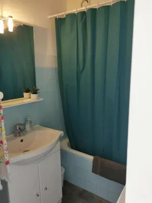 Salle de bains dans l'établissement Grand studio de 33m² à 300m des plages