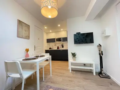 Cuisine ou kitchenette dans l'établissement Nice Renting - FERSEN - 2 Rooms Vieil Antibes - AC - Safranier - Big Terrace