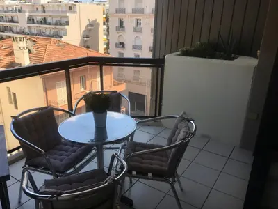 Balcon ou terrasse dans l'établissement jardins croisette PRES CROISETTE