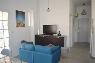 Télévision ou salle de divertissement dans l'établissement Villa à Golfe Juan