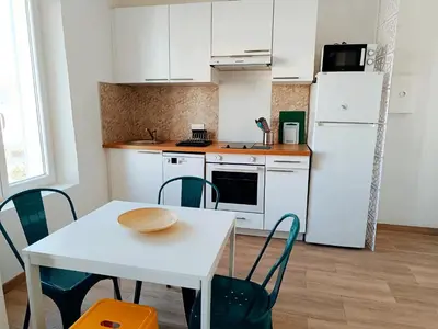 Cuisine ou kitchenette dans l'établissement Deux pièces climatisé avec splendide vue cœur du vieil Antibes