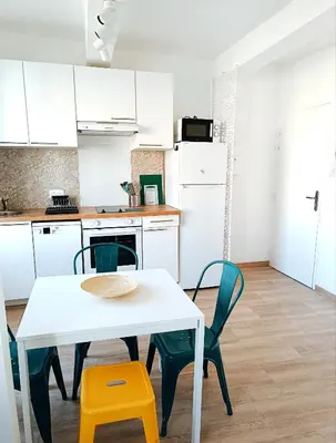 Cuisine ou kitchenette dans l'établissement Deux pièces climatisé avec splendide vue cœur du vieil Antibes