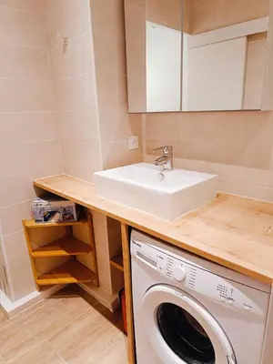 Cuisine ou kitchenette dans l'établissement Deux pièces climatisé avec splendide vue cœur du vieil Antibes