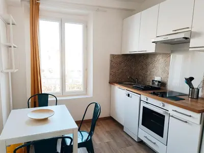 Cuisine ou kitchenette dans l'établissement Deux pièces climatisé avec splendide vue cœur du vieil Antibes