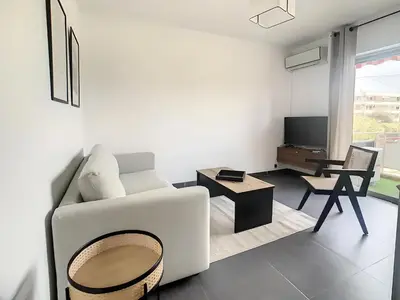 Télévision ou salle de divertissement dans l'établissement Superbe Appartement 2p avec place de parking