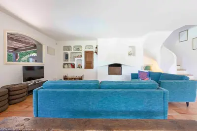 Coin salon dans l'établissement Large Provencal villa with swimming pool in lush greenery LIVE IN CANNES