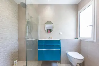 Salle de bains dans l'établissement Large Provencal villa with swimming pool in lush greenery LIVE IN CANNES