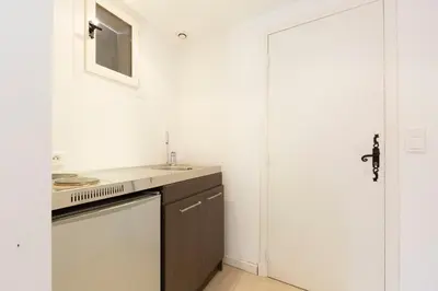 Cuisine ou kitchenette dans l'établissement Large Provencal villa with swimming pool in lush greenery LIVE IN CANNES
