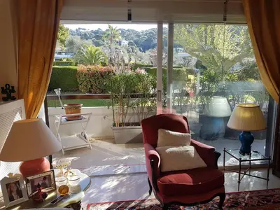Coin salon dans l'établissement 80m2 dans Parc Classé, Piscine, Calme, 5mn de Cannes
