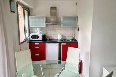 Cuisine ou kitchenette dans l'établissement AGENCE HENRI CAMILLE - Rouaze 1Studio à 50m du Martinez et du centre ville