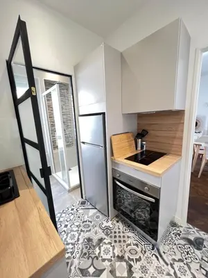 Cuisine ou kitchenette dans l'établissement LOENA CANNES CENTRE - 2 pièces rénové - 4 personnes - proche croisette palais festival plage - internet gratuit - climatisation - non fumeur