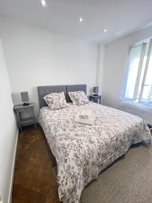 Un ou plusieurs lits dans un hébergement de l'établissement LOENA CANNES CENTRE - 2 pièces rénové - 4 personnes - proche croisette palais festival plage - internet gratuit - climatisation - non fumeur