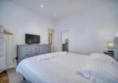 Un ou plusieurs lits dans un hébergement de l'établissement LOENA CANNES CENTRE - 2 pièces rénové - 4 personnes - proche croisette palais festival plage - internet gratuit - climatisation - non fumeur