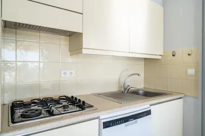 Cuisine ou kitchenette dans l'établissement Palm beach- Free Wifi- Parking- Sea View