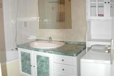Salle de bains dans l'établissement Appartement charmant à Cagnes-sur-Mer - 38 m² - Piscine