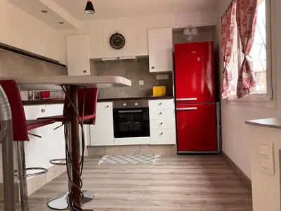 Cuisine ou kitchenette dans l'établissement Appartement Rez-de-jardin dans une maison avec piscine