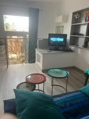 Cuisine ou kitchenette dans l'établissement Appartement Rez-de-jardin dans une maison avec piscine
