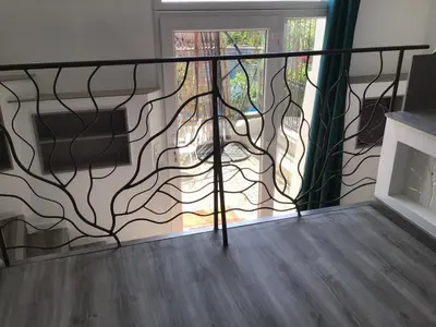 Plan de l'établissement Appartement Rez-de-jardin dans une maison avec piscine