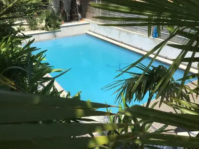Piscine de l'établissement Appartement Rez-de-jardin dans une maison avec piscine ou située à proximité