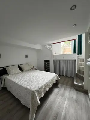Un ou plusieurs lits dans un hébergement de l'établissement Appartement Rez-de-jardin dans une maison avec piscine