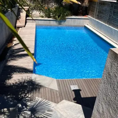 Appartement Rez-de-jardin dans une maison avec piscine