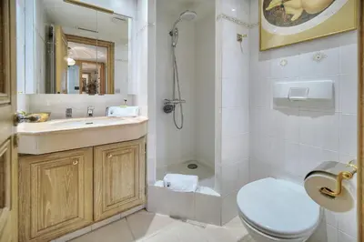 Salle de bains dans l'établissement IMMOGROOM - 2 BR - Air conditioning - Wifi - Terrace - Common parking