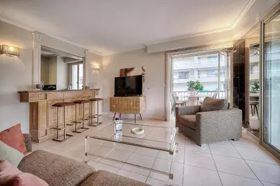 Télévision ou salle de divertissement dans l'établissement IMMOGROOM - 2 BR - Air conditioning - Wifi - Terrace - Common parking