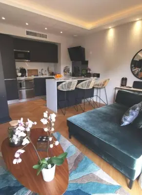 Cuisine ou kitchenette dans l'établissement Perfect place to stay In Juan-les-Pins