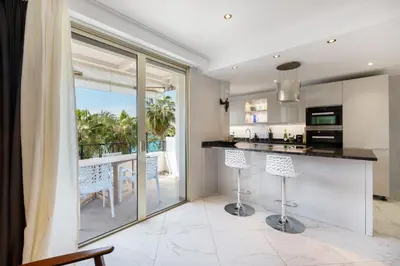 Cuisine ou kitchenette dans l'établissement CROISETTE - 2 Pièces rénové avec vue Mer