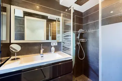 Salle de bains dans l'établissement CROISETTE - 2 Pièces rénové avec vue Mer
