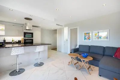 Cuisine ou kitchenette dans l'établissement CROISETTE - 2 Pièces rénové avec vue Mer