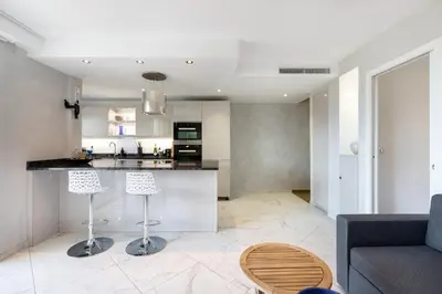 Cuisine ou kitchenette dans l'établissement CROISETTE - 2 Pièces rénové avec vue Mer