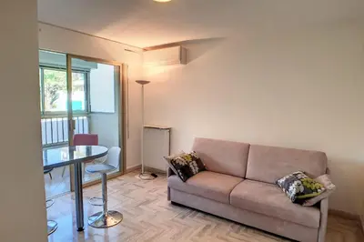 Coin salon dans l'établissement HENRI CAMILLE REAL ESTATE - Latour - Studio 150m Martinez