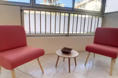 Coin salon dans l'établissement HENRI CAMILLE REAL ESTATE - Latour - Studio 150m Martinez