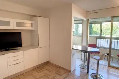 Télévision ou salle de divertissement dans l'établissement HENRI CAMILLE REAL ESTATE - Latour - Studio 150m Martinez