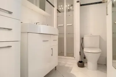 Salle de bains dans l'établissement HENRI CAMILLE REAL ESTATE - Latour - Studio 150m Martinez