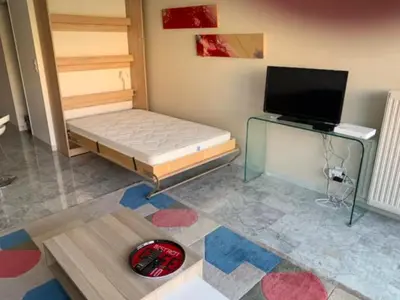 Télévision ou salle de divertissement dans l'établissement Studio Résidence Le Tanit